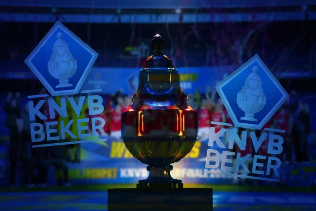 De KNVB-beker op een podium met het KNVB Beker-logo op de achtergrond.