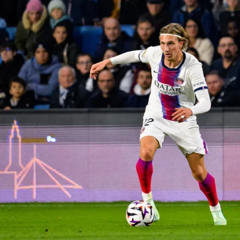 PSG-speler in actie met de bal tijdens een wedstrijd.