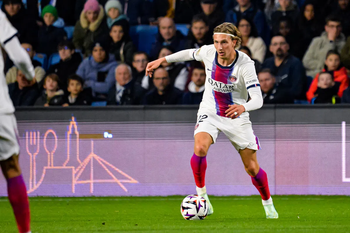 PSG-speler in actie met de bal tijdens een wedstrijd.