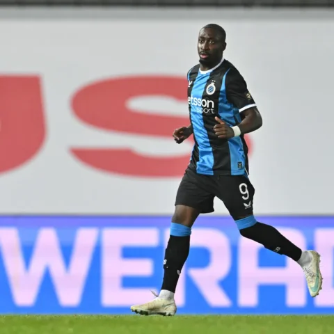 Speler van Club Brugge in zwart-blauw tenue rent over het veld tijdens een wedstrijd.