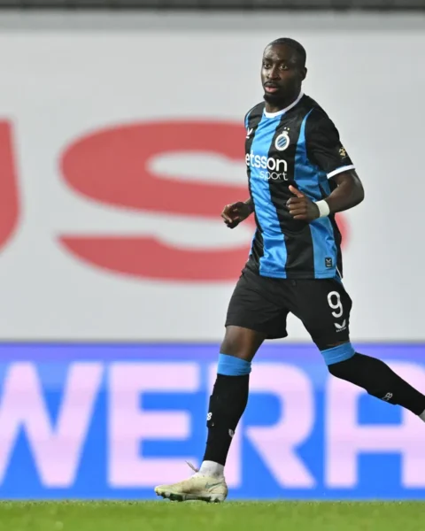 Speler van Club Brugge in zwart-blauw tenue rent over het veld tijdens een wedstrijd.