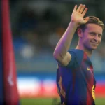 Frenkie de Jong zwaait naar het publiek in een FC Barcelona-shirt.