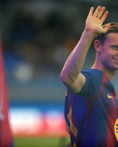 Frenkie de Jong zwaait naar het publiek in een FC Barcelona-shirt.