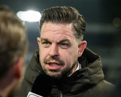 Sander Duits spreekt met een microfoon na een voetbalwedstrijd.