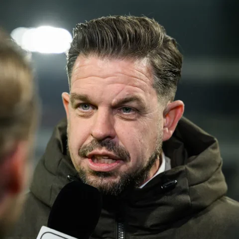 Sander Duits spreekt met een microfoon na een voetbalwedstrijd.