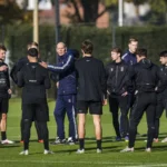 Jurgen Streppel spreekt op het trainingsveld met Willem II-spelers en staf.