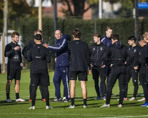 Jurgen Streppel spreekt op het trainingsveld met Willem II-spelers en staf.