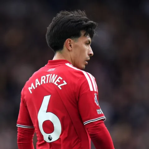 Lisandro Martínez in een rood Manchester United-shirt, van achteren gefotografeerd.