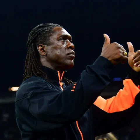 Clarence Seedorf geeft een duimpje omhoog langs de zijlijn.