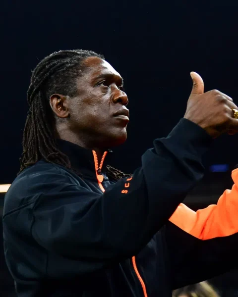 Clarence Seedorf geeft een duimpje omhoog langs de zijlijn.