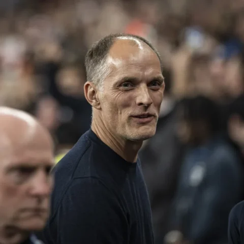 Thomas Tuchel staat langs het veld tijdens een voetbalwedstrijd.