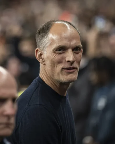 Thomas Tuchel staat langs het veld tijdens een voetbalwedstrijd.