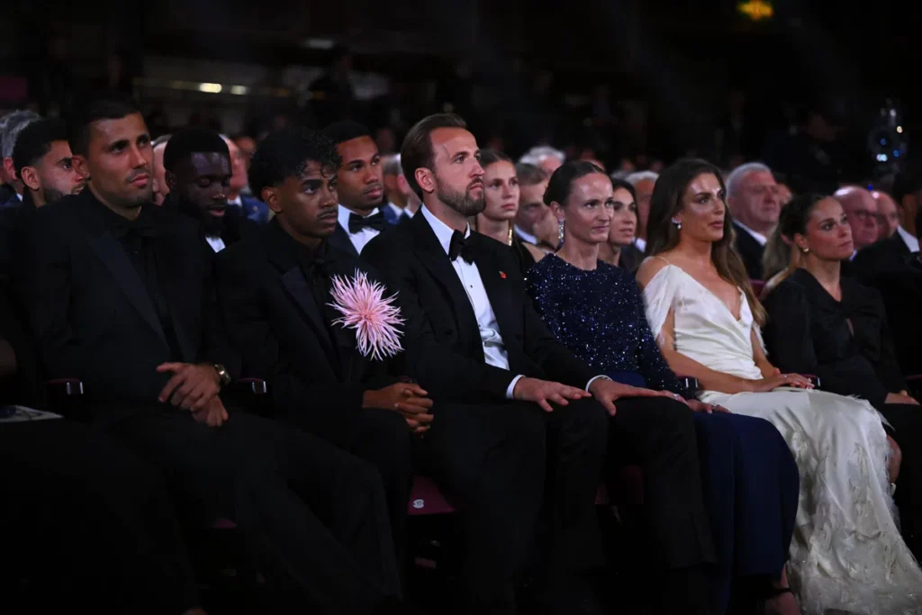 Genodigden zitten in formele kleding tijdens de Ballon d'Or-ceremonie.