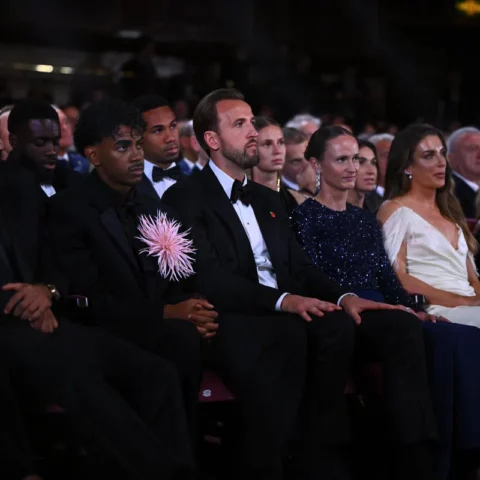 Genodigden zitten in formele kleding tijdens de Ballon d'Or-ceremonie.