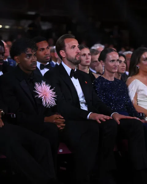 Genodigden zitten in formele kleding tijdens de Ballon d'Or-ceremonie.