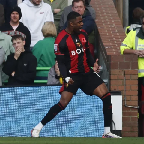 Myron Boadu juicht op het veld in een Watford-shirt tijdens een wedstrijd.