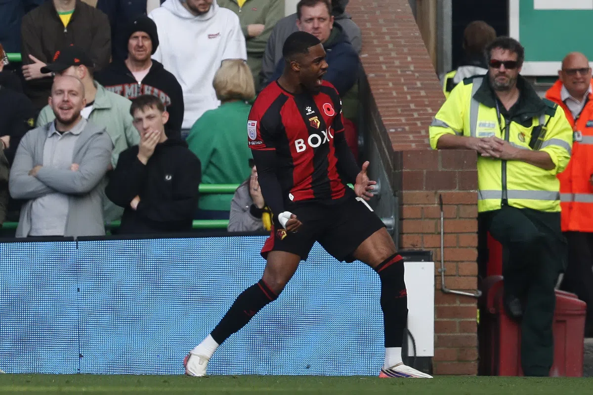 Myron Boadu juicht op het veld in een Watford-shirt tijdens een wedstrijd.