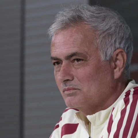 José Mourinho kijkt serieus in een Real Madrid-trainingsjack.