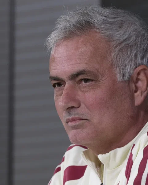 José Mourinho kijkt serieus in een Real Madrid-trainingsjack.