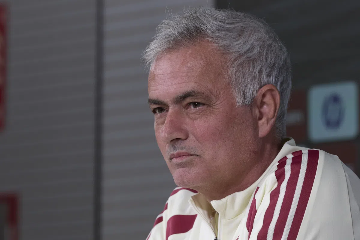 José Mourinho kijkt serieus in een Real Madrid-trainingsjack.