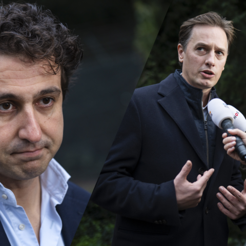 Jesse Klaver tijdens een interview met journalisten buiten.