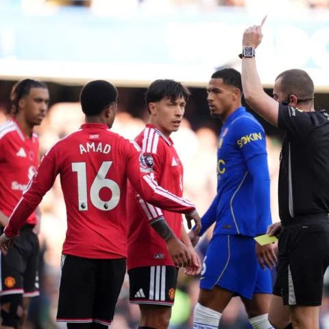 Scheidsrechter toont een rode kaart aan een Manchester United-speler tijdens de wedstrijd tegen Chelsea.