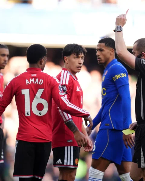 Scheidsrechter toont een rode kaart aan een Manchester United-speler tijdens de wedstrijd tegen Chelsea.