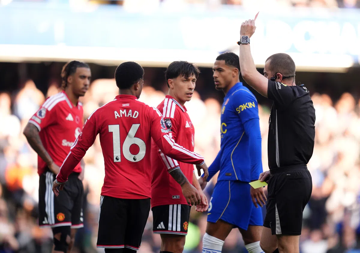 Scheidsrechter toont een rode kaart aan een Manchester United-speler tijdens de wedstrijd tegen Chelsea.