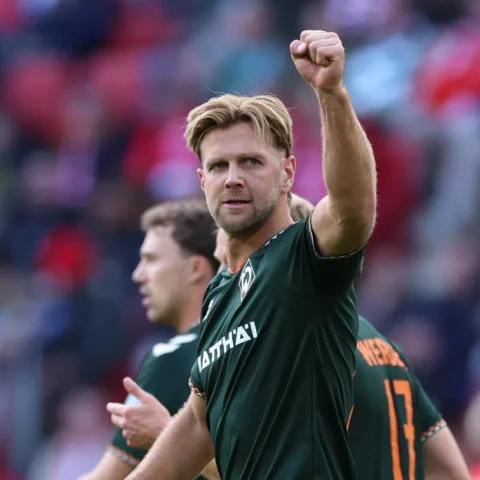 Niclas Füllkrug steekt zijn vuist omhoog in het Werder Bremen-shirt.