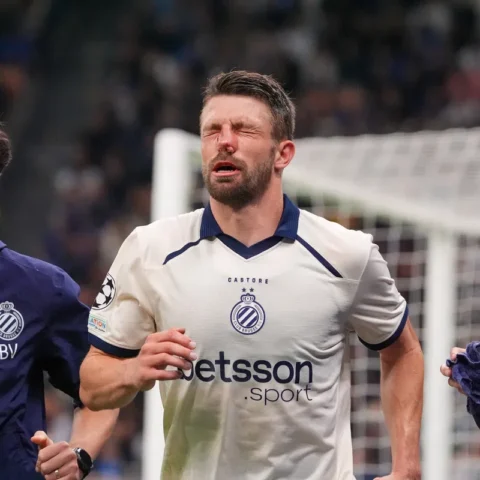 Brandon Mechele van Club Brugge met een bloedneus op het veld tijdens een wedstrijd.