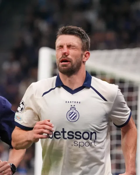Brandon Mechele van Club Brugge met een bloedneus op het veld tijdens een wedstrijd.