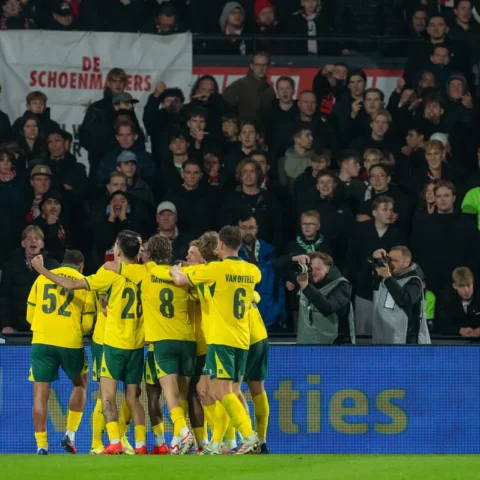 Fortuna Sittard-spelers vieren een moment in het stadion voor een vak met supporters.