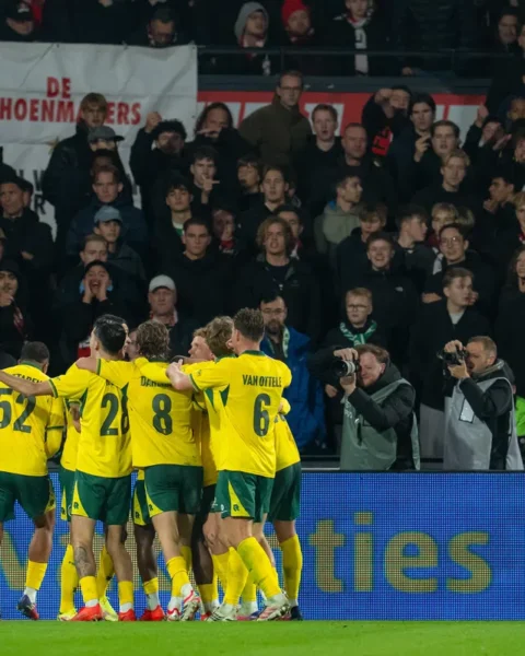 Fortuna Sittard-spelers vieren een moment in het stadion voor een vak met supporters.