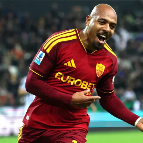 AS Roma-speler juicht op het veld in een rood tenue.