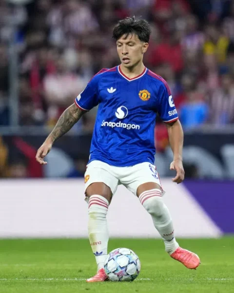 Lisandro Martínez in actie voor Manchester United tijdens een voetbalwedstrijd.