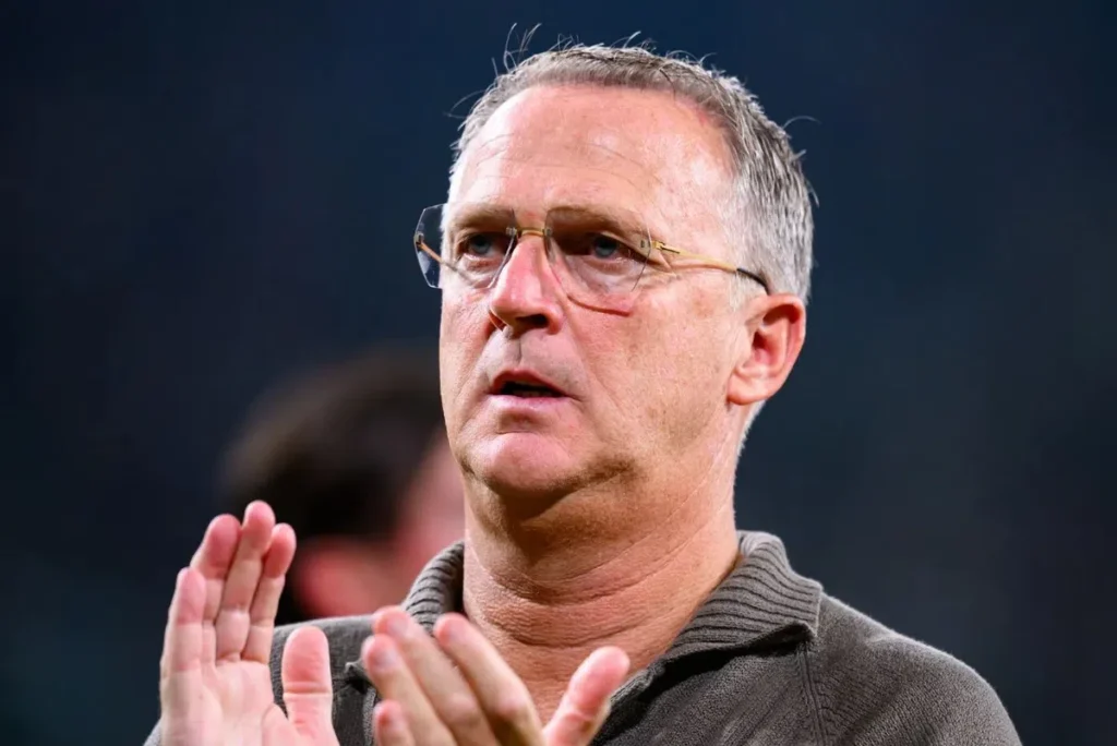 John van den Brom applaudeert langs de zijlijn.