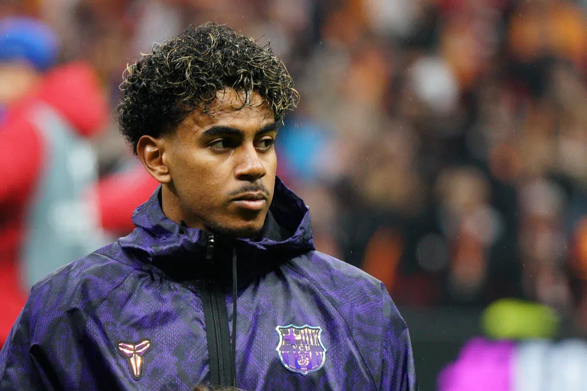 Lamine Yamal in een paars Barcelona-jack tijdens een voetbalwedstrijd.