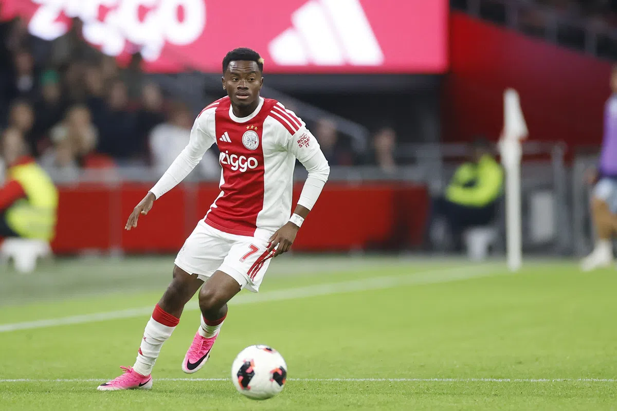 Ajax-speler in actie tijdens een voetbalwedstrijd.