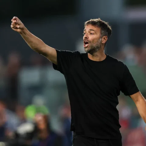 Gonzalo García wijst vanaf de zijlijn tijdens een voetbalwedstrijd.