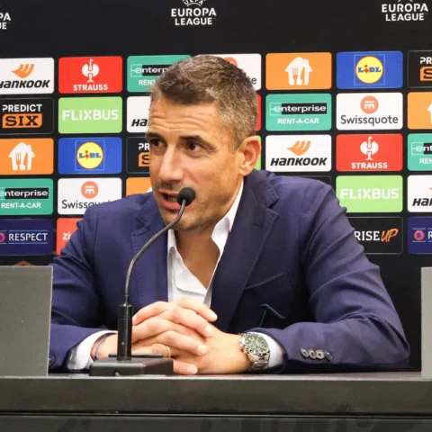 Julio Velázquez spreekt tijdens een Europa League-persconferentie achter een microfoon.