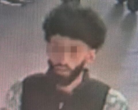 Wazige beveiligingsfoto van een man met donker haar en baard.