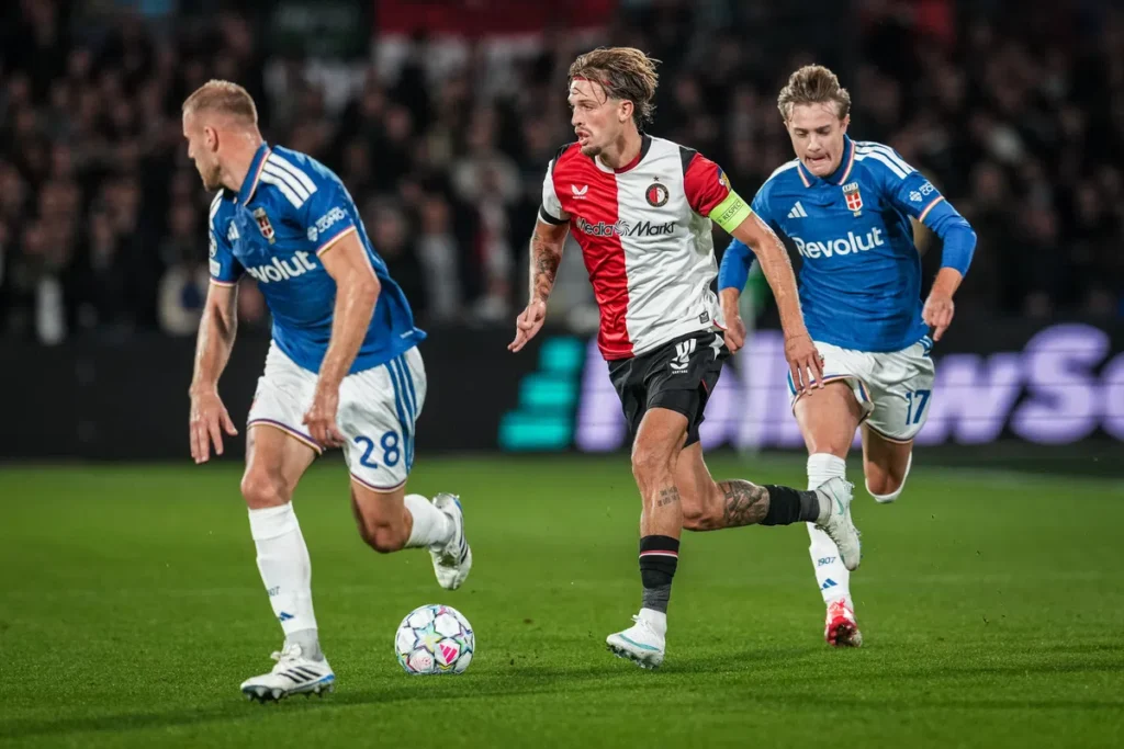Luciano Valente tijdens een voetbalduel tussen Feyenoord en Como.