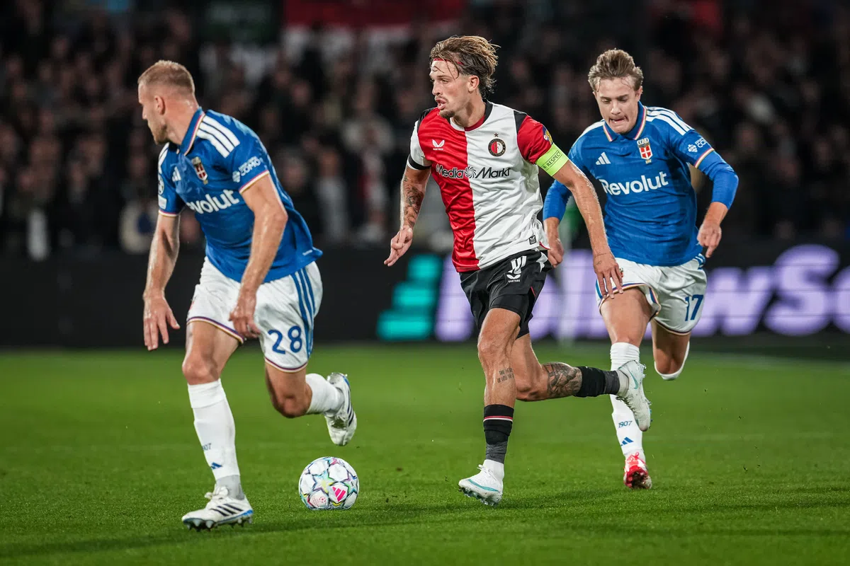 Luciano Valente tijdens een voetbalduel tussen Feyenoord en Como.