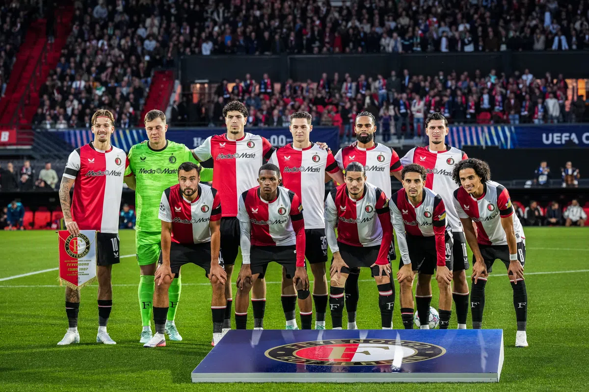Feyenoord-spelers poseren voor de aftrap in het stadion.