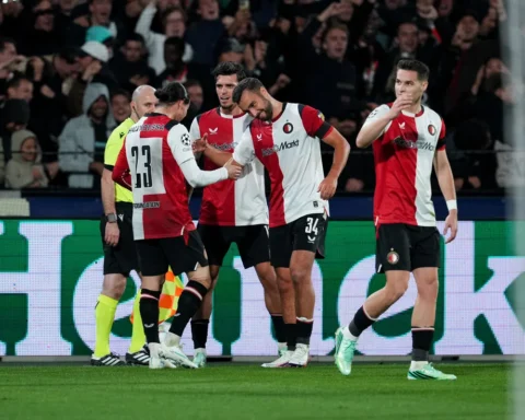 Feyenoord-spelers vieren een moment op het veld tijdens een wedstrijd.