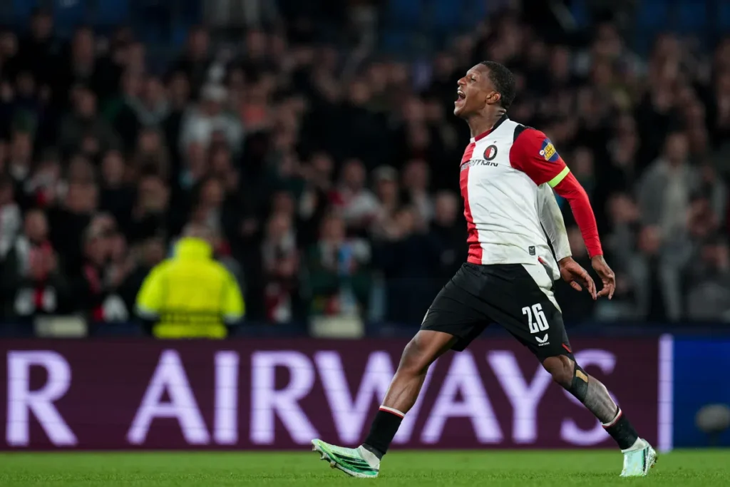 Givairo Read juicht op het veld in Feyenoord-shirt tijdens een wedstrijd in De Kuip.