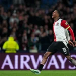 Givairo Read juicht op het veld in Feyenoord-shirt tijdens een wedstrijd in De Kuip.