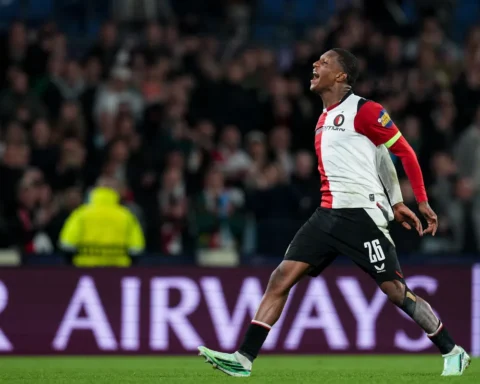Givairo Read juicht op het veld in Feyenoord-shirt tijdens een wedstrijd in De Kuip.