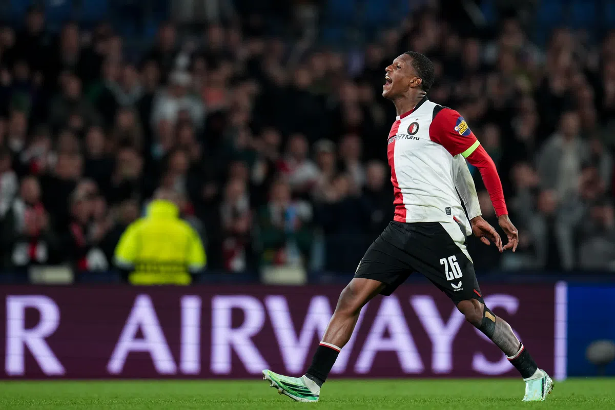 Givairo Read juicht op het veld in Feyenoord-shirt tijdens een wedstrijd in De Kuip.