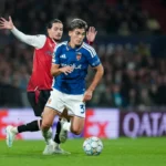 Spelers van Como en Feyenoord in duel tijdens een voetbalwedstrijd.